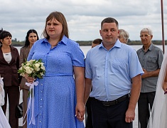 Коллективную свадьбу провели на берегу Зеи в Благовещенске