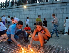 Благовещенцы выложили «Родину-мать» из пяти тысяч свечей