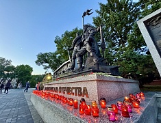 В Благовещенске на площади Победы зажгли «Свечи памяти»