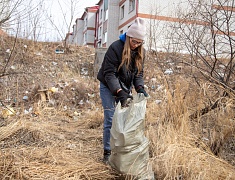 Мэр Благовещенска Олег Имамеев вместе с фан-клубом города очистил еще одну городскую территорию