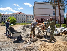 Рабочее совещание по ремонту стадиона Алексеевской гимназии провел мэр Благовещенска Олег Имамеев
