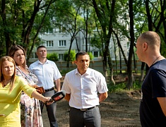 Ход работ в Ломоносовском сквере проинспектировал мэр Благовещенска Олег Имамеев
