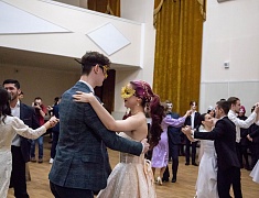 В Благовещенске в танце закружились более сотни студентов