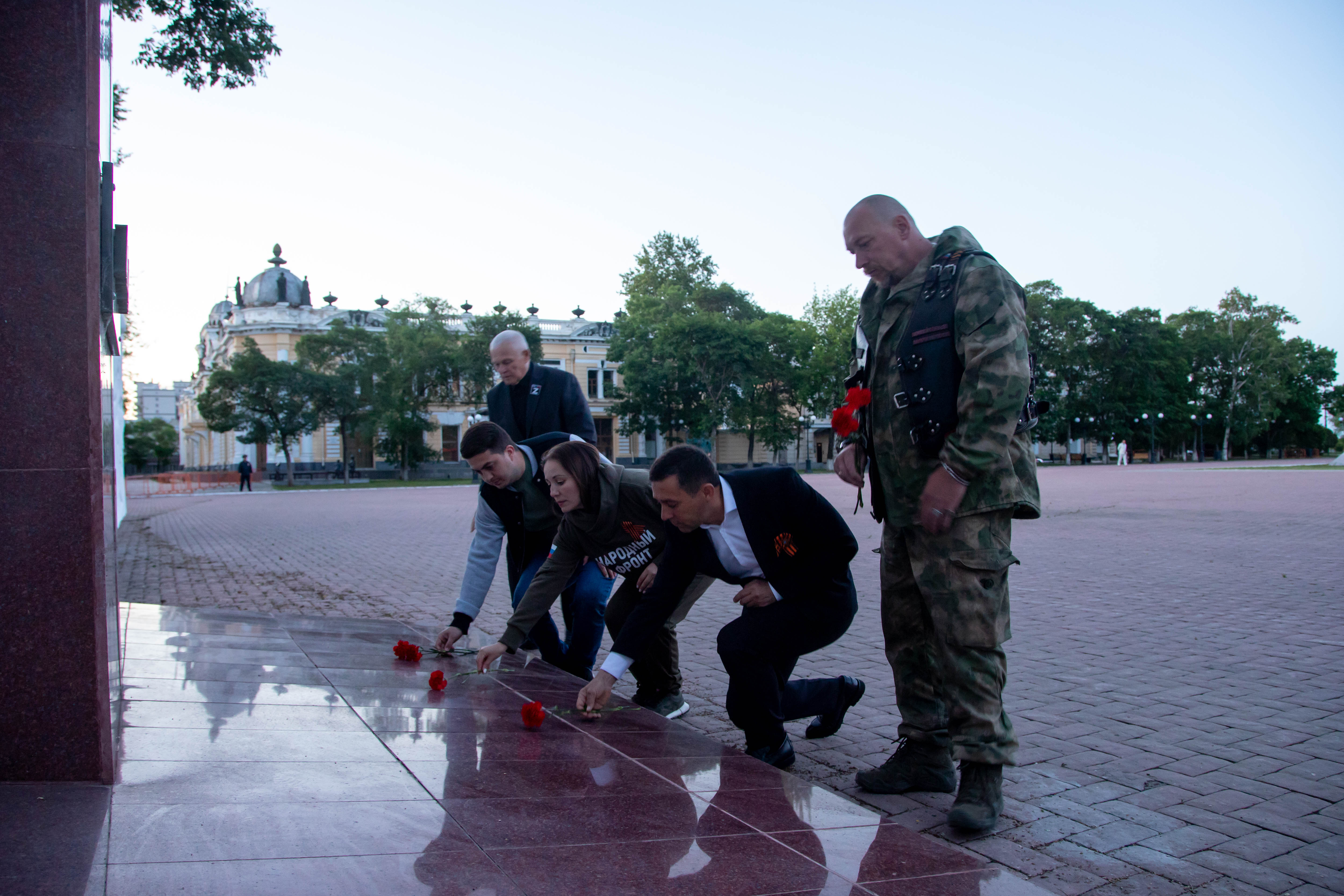 Цветы в память о подвиге советских солдат возложили в Благовещенске