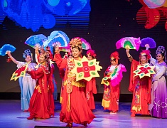 Китайские и русские бабушки станцевали на одной сцене в Благовещенске