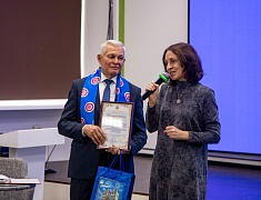 Заместитель мэра Благовещенска Дмитрий Перов поздравил «Ассоциацию пожилых людей» с юбилеем