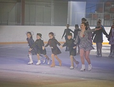 Юные благовещенские фигуристы представили программу «Помним сердцем», посвященную Дню Победы