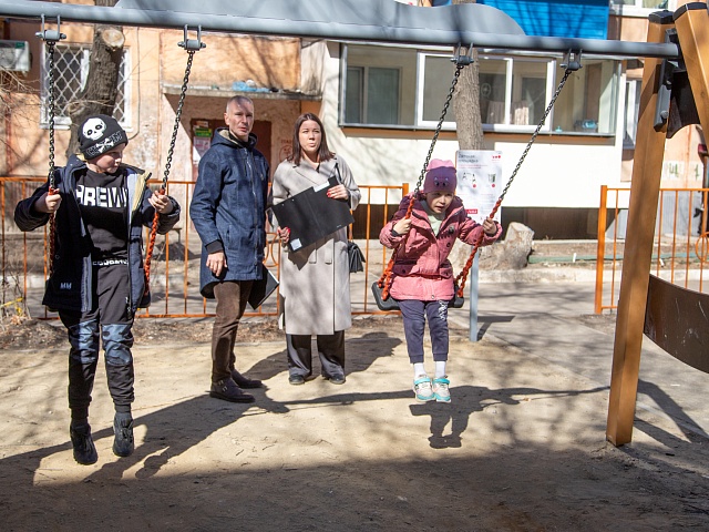В Благовещенске межведомственная комиссия проверяет «самочувствие» детских площадок
