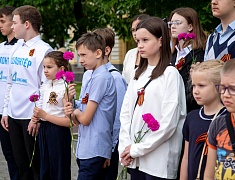 В День памяти и скорби благовещенцы возложили цветы к памятнику воинам-амурцам