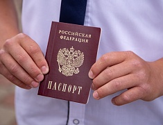 Олег Имамеев вручил благовещенским школьникам первые паспорта