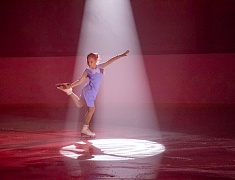 Юные благовещенские фигуристы представили программу «Помним сердцем», посвященную Дню Победы