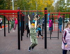 «Умную» спортивную площадку в Благовещенске открыли зарядкой и состязаниями