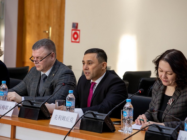 Делегация Хэйхэ поздравила благовещенцев с наступающим Новым годом