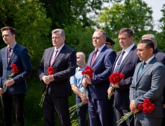 В день города прошли торжественные церемонии возложения цветов