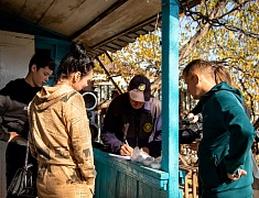 Сотрудники ГОЧС раздают пожарные извещатели