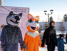 Театрализованная игровая программа для всей семьи "Рождество по-русски" прошла на центральной площади Благовещенска