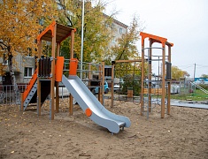 Жители еще двух благовещенских дворов получили современные игровые площадки