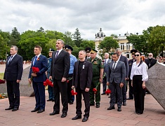 В День памяти и скорби благовещенцы возложили цветы к памятнику воинам-амурцам