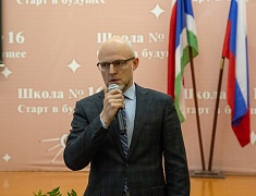 В одной из школ Благовещенска установили первые парты Героев