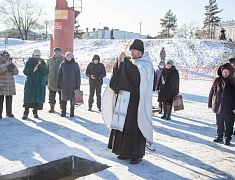  Благовещенцы окунулись в прорубь на Крещение