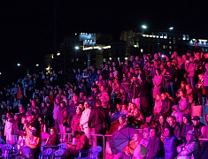 С днём рождения Благовещенск поздравили солист музыкального театра «Геликон-опера» Дмитрий Янковский и оркестр «АмурДжазБэнд»