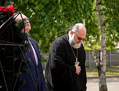 В Благовещенске прошли торжественные церемонии у памятников основателям города