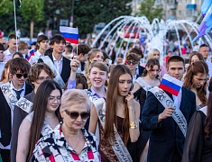 Почти 1200 благовещенских выпускников прошли в торжественном шествии по центру Благовещенска 