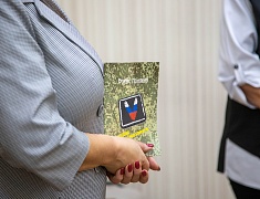 Сухой душ, носилки, сети и нашлемники изготавливают на «Фабрике для СВОих» в Благовещенске