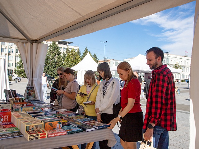 Китайские и русские писатели встретились в Благовещенске на книжном фестивале «Берег»