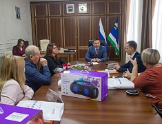 Мэр Олег Имамеев наградил победителей конкурса "Снежная открытка 2022" 