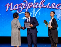 В Благовещенске за заслуги наградили более сотни педагогов