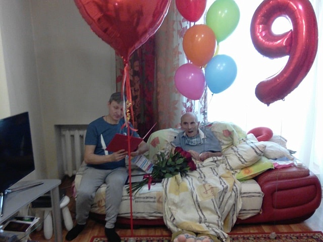 В Благовещенске с 90-летием поздравили ветерана труда