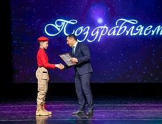 Мэр Благовещенска Олег Имамеев вручил премию одарённым детям по итогам 2022 года