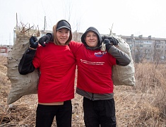 Мэр Благовещенска Олег Имамеев вместе с фан-клубом города очистил еще одну городскую территорию