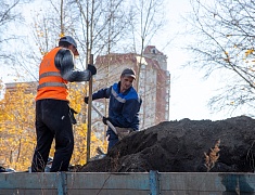 К общегородскому субботнику присоединились работники администрации Благовещенска