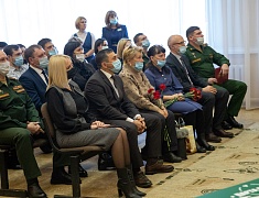 В одной из школ Благовещенска установили первые парты Героев