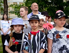 В День памяти и скорби благовещенцы возложили цветы к памятнику воинам-амурцам