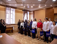 Городские школьники получили первые паспорта из рук мэра Олега Имамеева