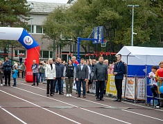 «Умную» спортивную площадку в Благовещенске открыли зарядкой и состязаниями