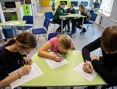 В Благовещенске детям участников СВО вручили новогодние подарки и билеты на праздничные мероприятия