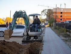 Мэр Благовещенска Олег Имамеев в ходе выездного совещания проконтролировал ход работ на универсальной спортплощадке в микрорайоне