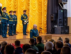 В Благовещенске в честь 84 дня рождения ДВОКУ личному составу вручили награды