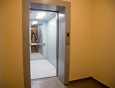 Дмитрий Гумиров вручил ключи от благоустроенных квартир первым новосёлам 