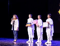 Мэр города Олег Имамеев поздравил благовещенский ансамбль "Ровесники" с 57-летием