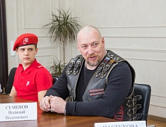 В Благовещенске чествовали известных благовещенцев — Елену Пастухову и Василия Семёнова. Они стали наставниками месяца