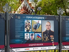 Мэр Благовещенска в День России вручил паспорта 13 юным благовещенцам