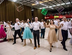 Больше 400 благовещенцев закружил кадетский бал