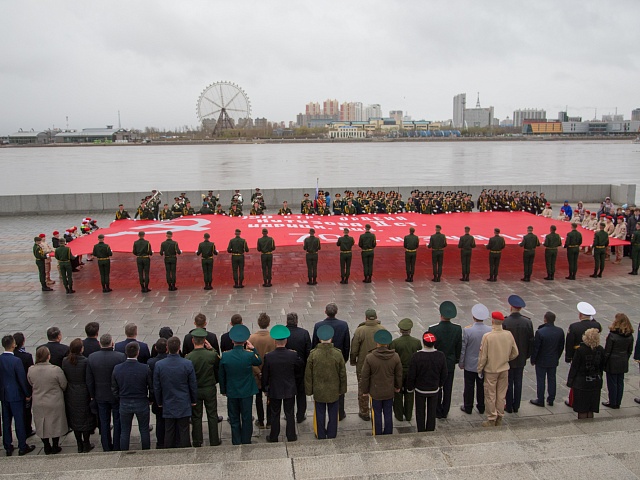 В честь Дня Победы в Благовещенске развернули знамя Победы