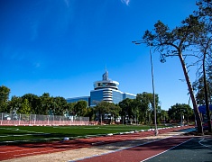 Мэр Олег Имамеев оценил ход работ на стадионе Алексеевской гимназии