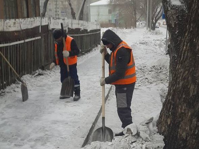 Вывоз снега, заметание проезжей части, очистка тротуаров: на улицах Благовещенска трудятся сотрудники и техника ГСТК и привлеченные спецмашины